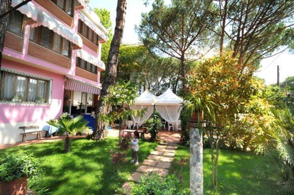 צ'ינקואלה Hotel Manuela מראה חיצוני תמונה