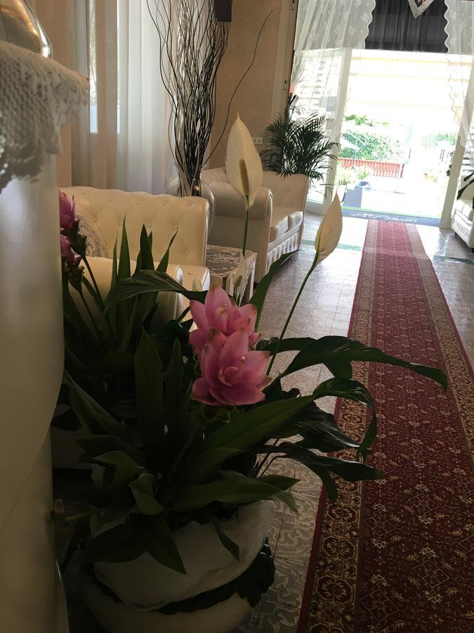צ'ינקואלה Hotel Manuela מראה חיצוני תמונה